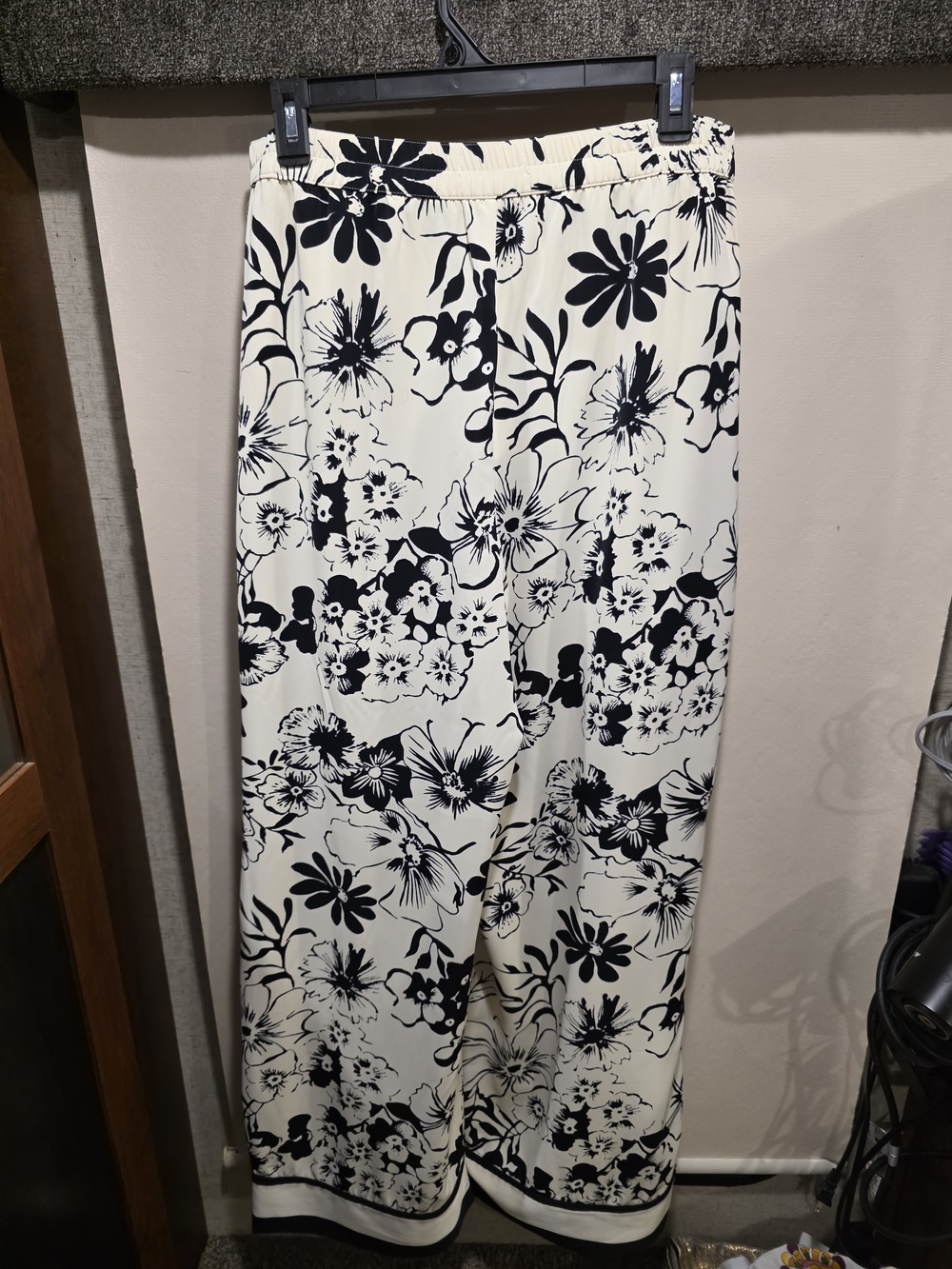 Abercrombie & Fitch Black and White Floral Wide Leg Pants - Picture 2 of 3